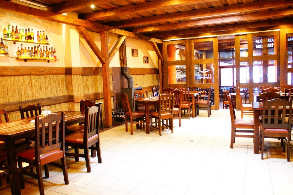 Grillbar Penzion & Restaurant Спишска-Нова-Вес Экстерьер фото